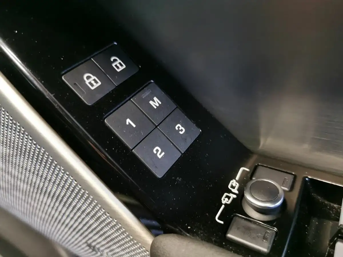 2022-land-rover-range-rover-velar-20-d200-velar-big-21