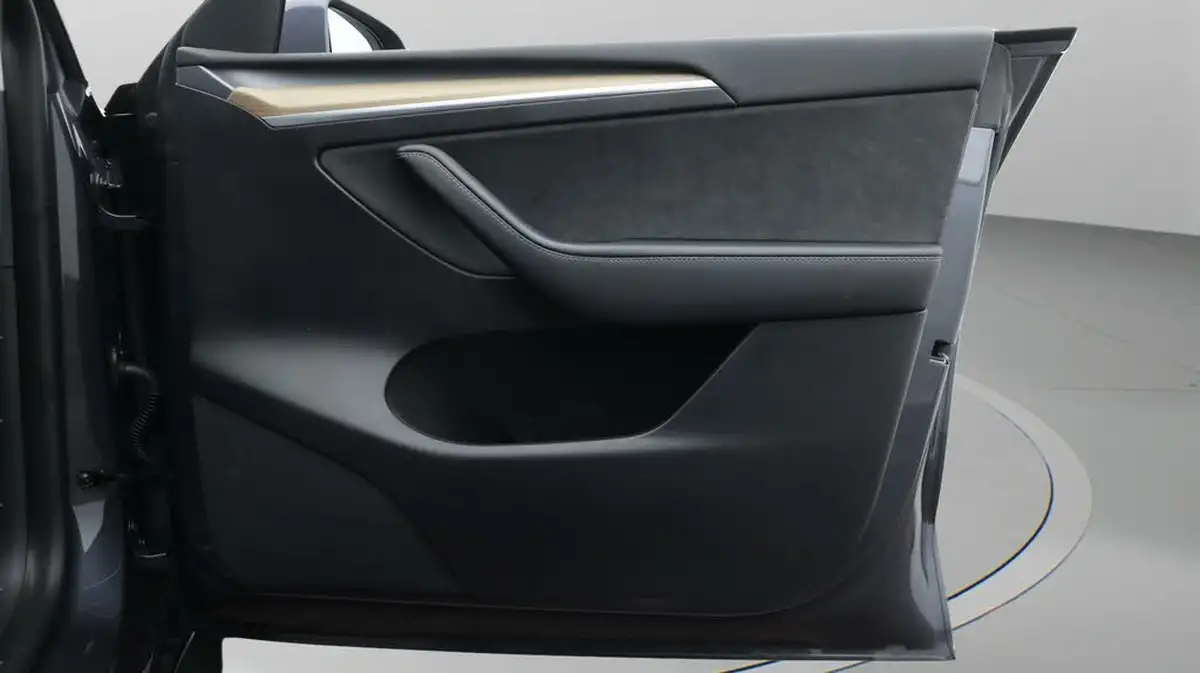 2022-tesla-model-y-e-long-range-big-15