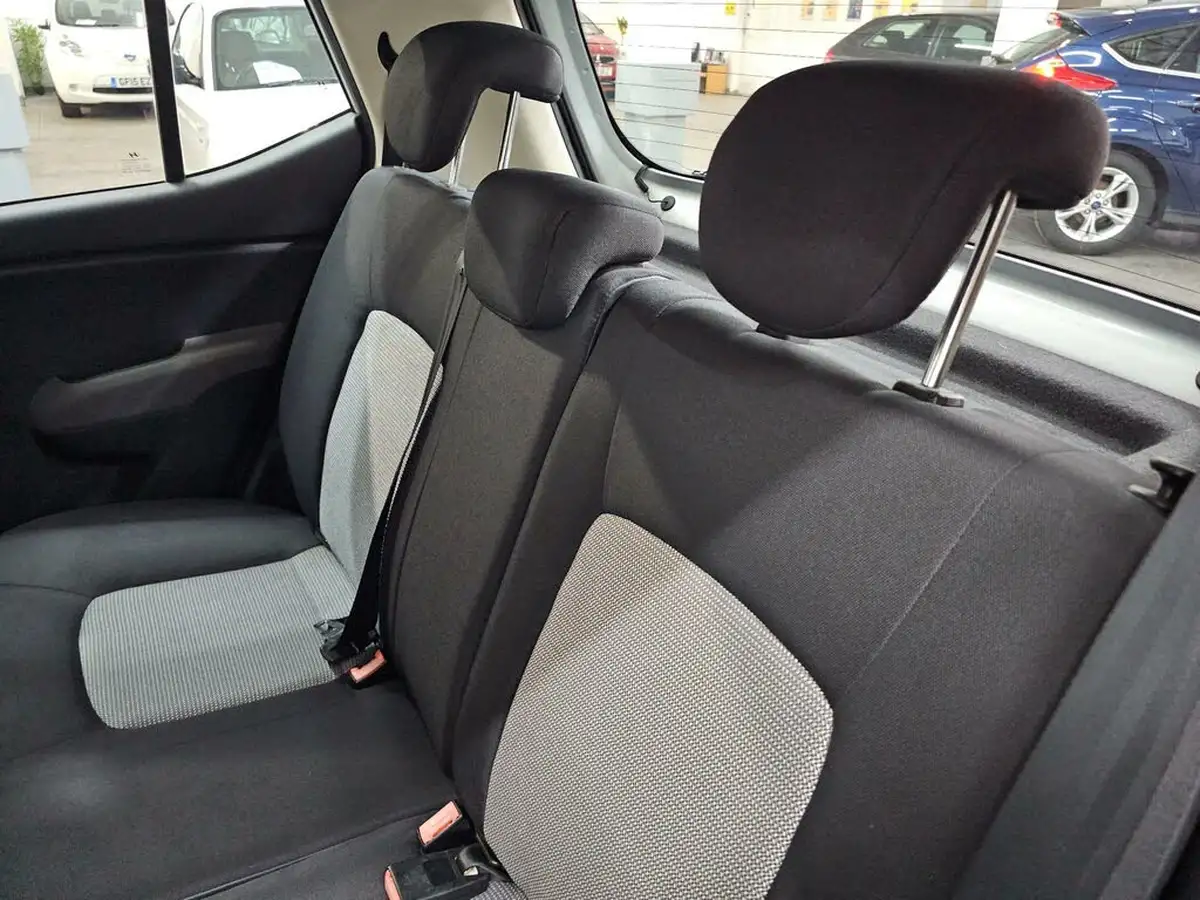 2010-hyundai-i10-12-classic-big-21