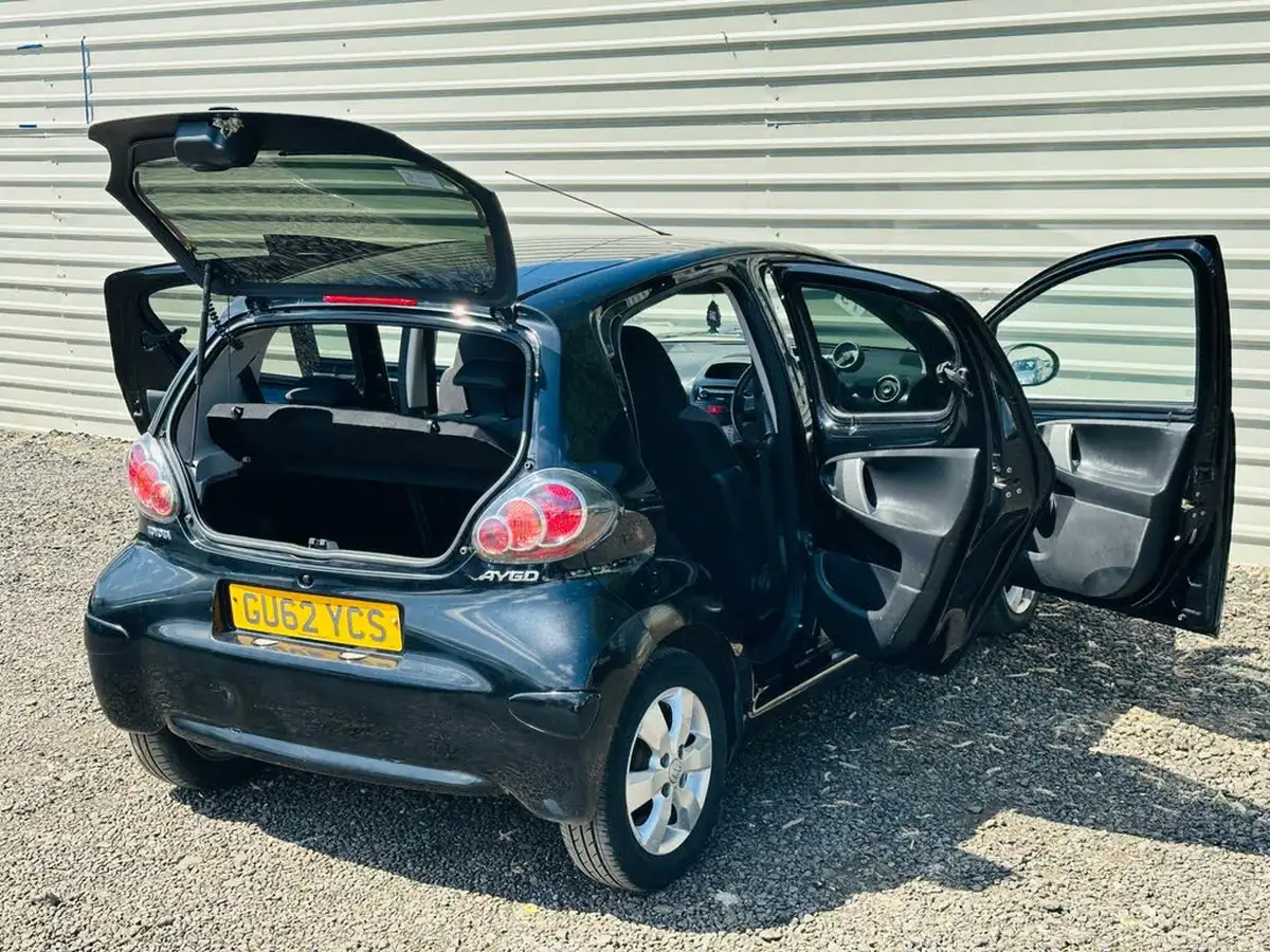 2012-toyota-aygo-10-aygo-fire-5d-big-26