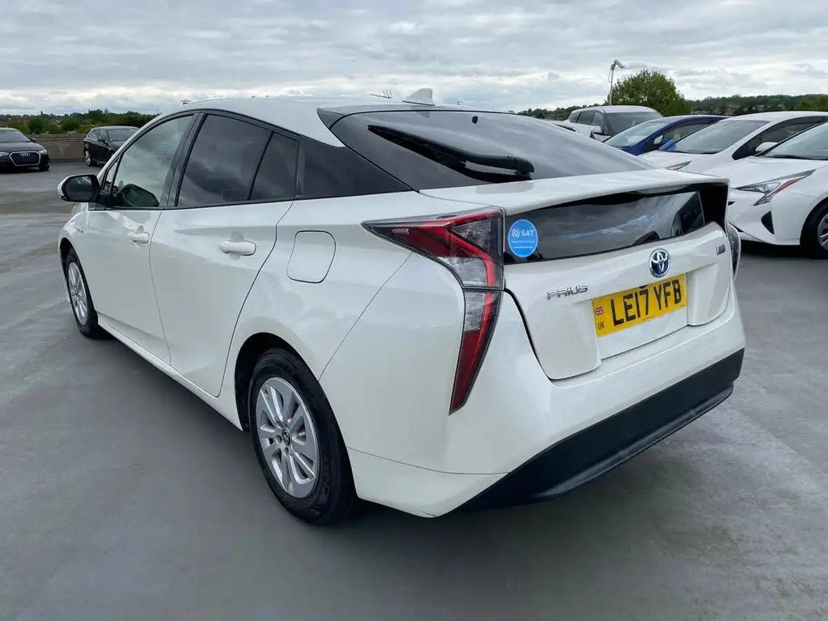 2017-toyota-prius-big-10