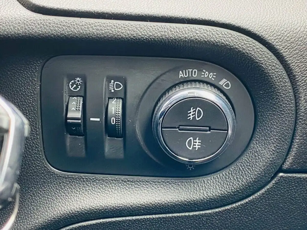 2019-vauxhall-grandland-x-15td-tech-line-nav-big-18