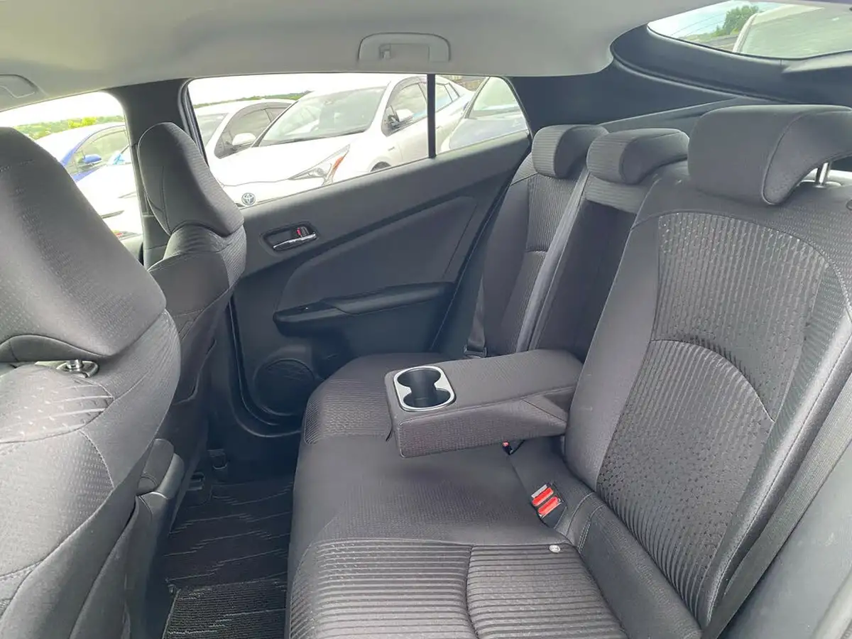 2017-toyota-prius-big-34