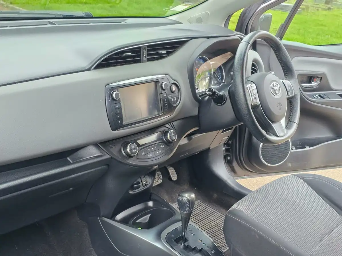 2015-toyota-yaris-15-vvt-i-icon-hybrid-big-21