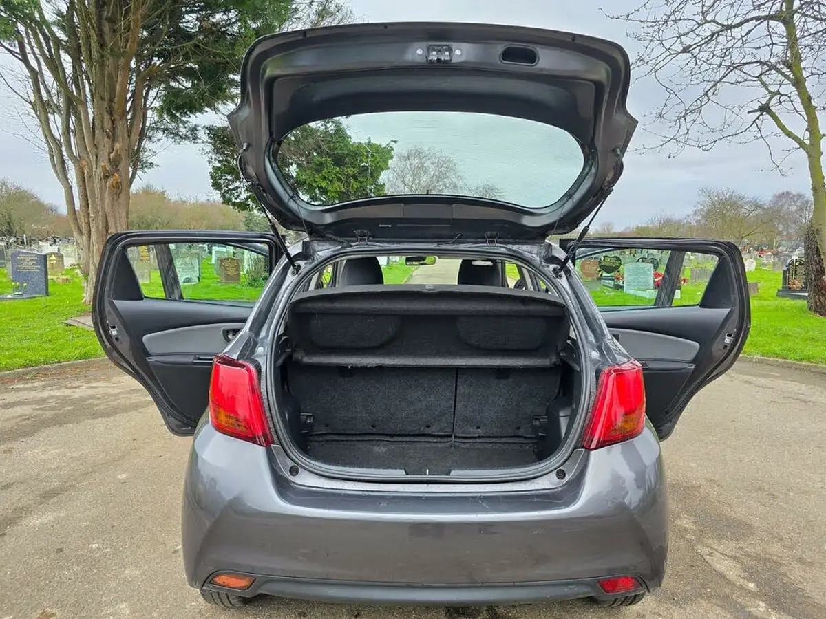 2015-toyota-yaris-15-vvt-i-icon-hybrid-big-45