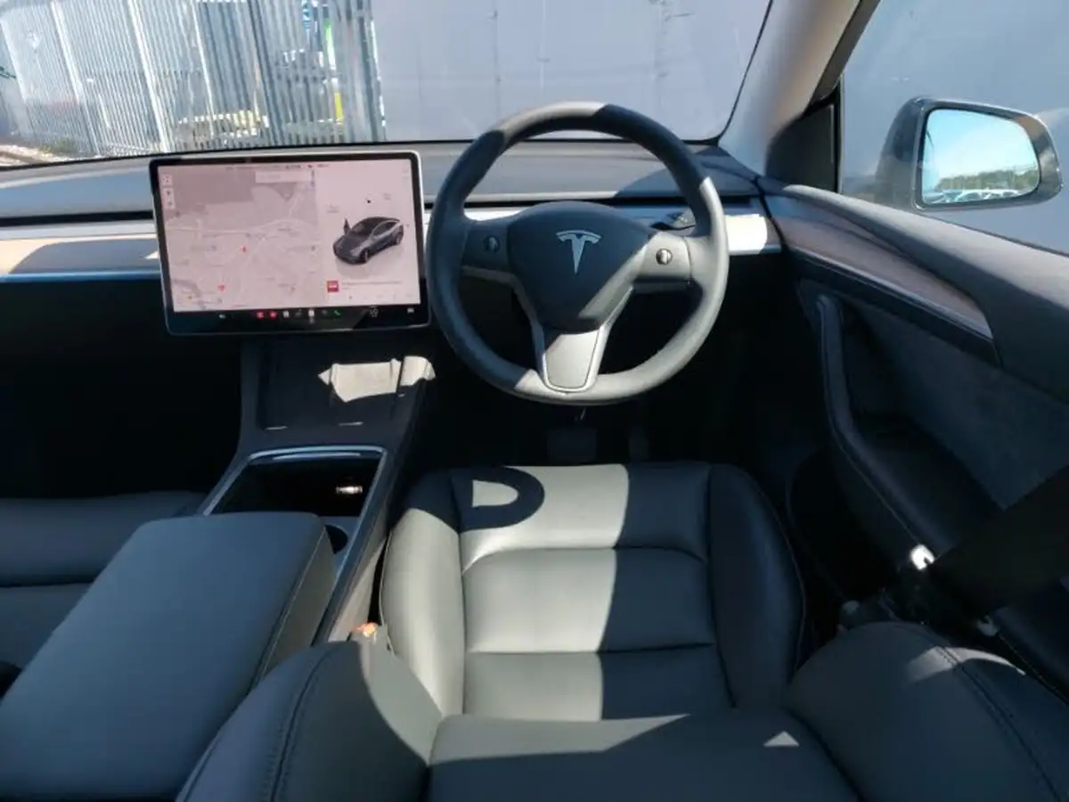 2022-tesla-model-y-e-long-range-big-6
