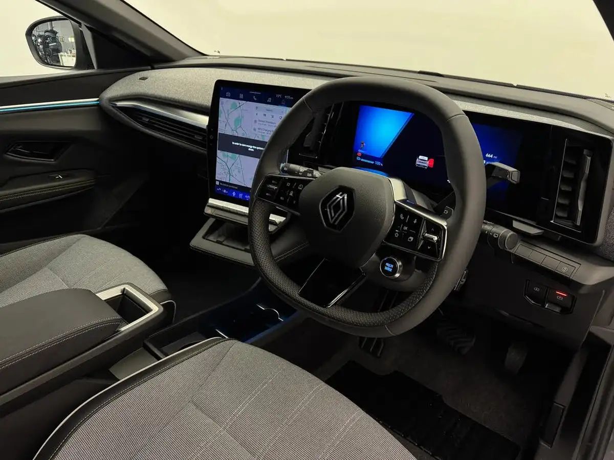 2025-renault-megane-e-tech-e-iconic-big-16