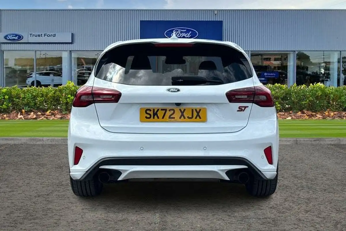 2022-ford-focus-23t-st-hatchback-big-6