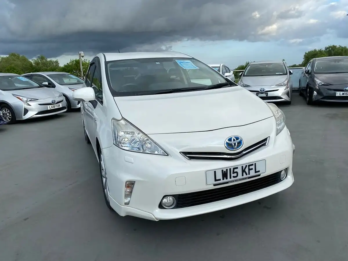 2015-toyota-prius-big-1