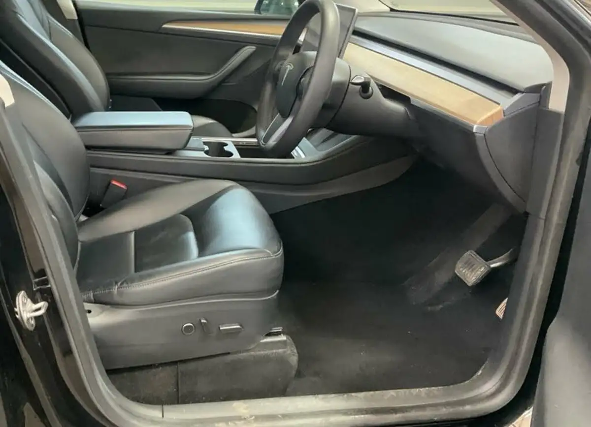 2022-tesla-model-y-e-long-range-big-7