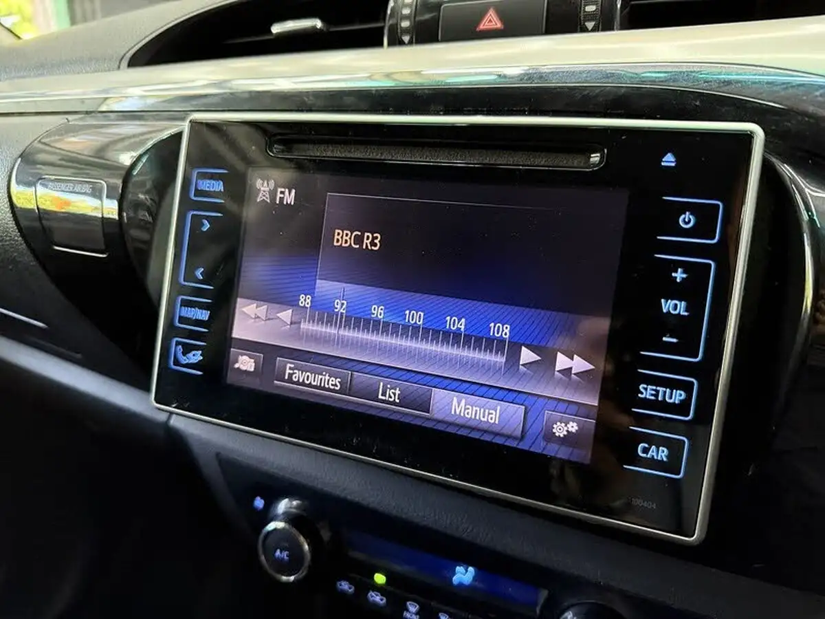 2018-toyota-hi-lux-24d-invincible-ss-auto-big-50