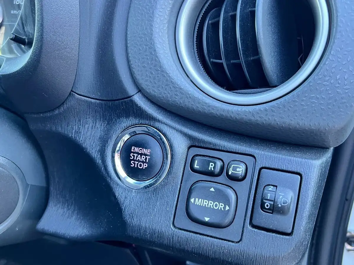 2013-toyota-yaris-big-25