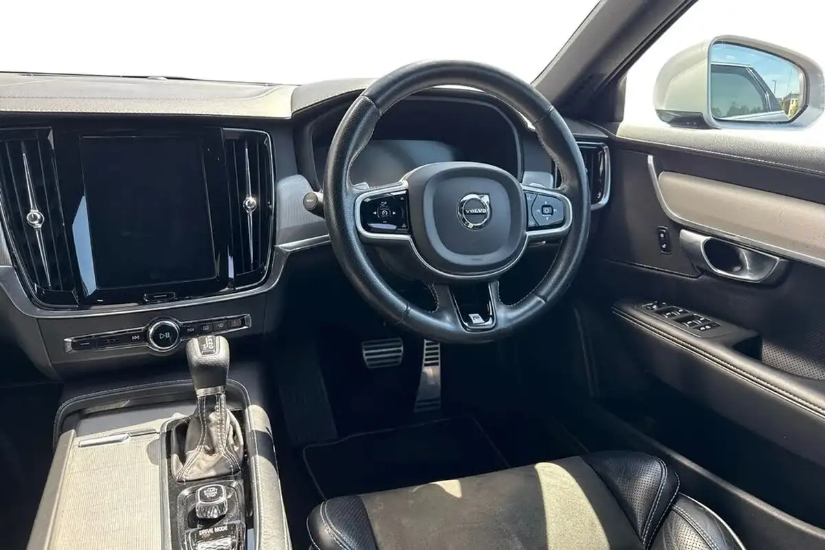 2018-volvo-v90-20td-d5-r-design-4x4-big-17