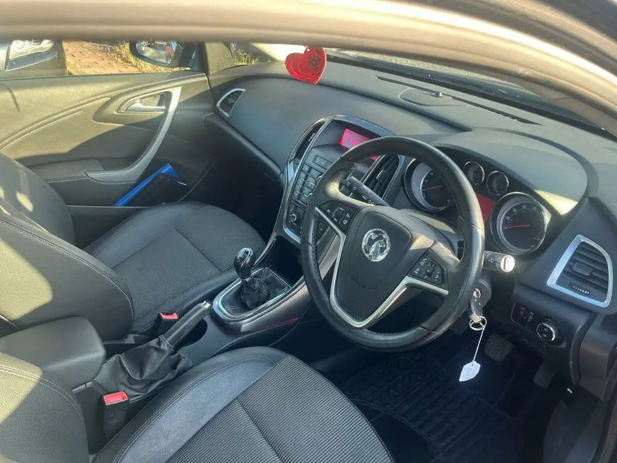 2013-vauxhall-astra-16-se-hatchback-big-11