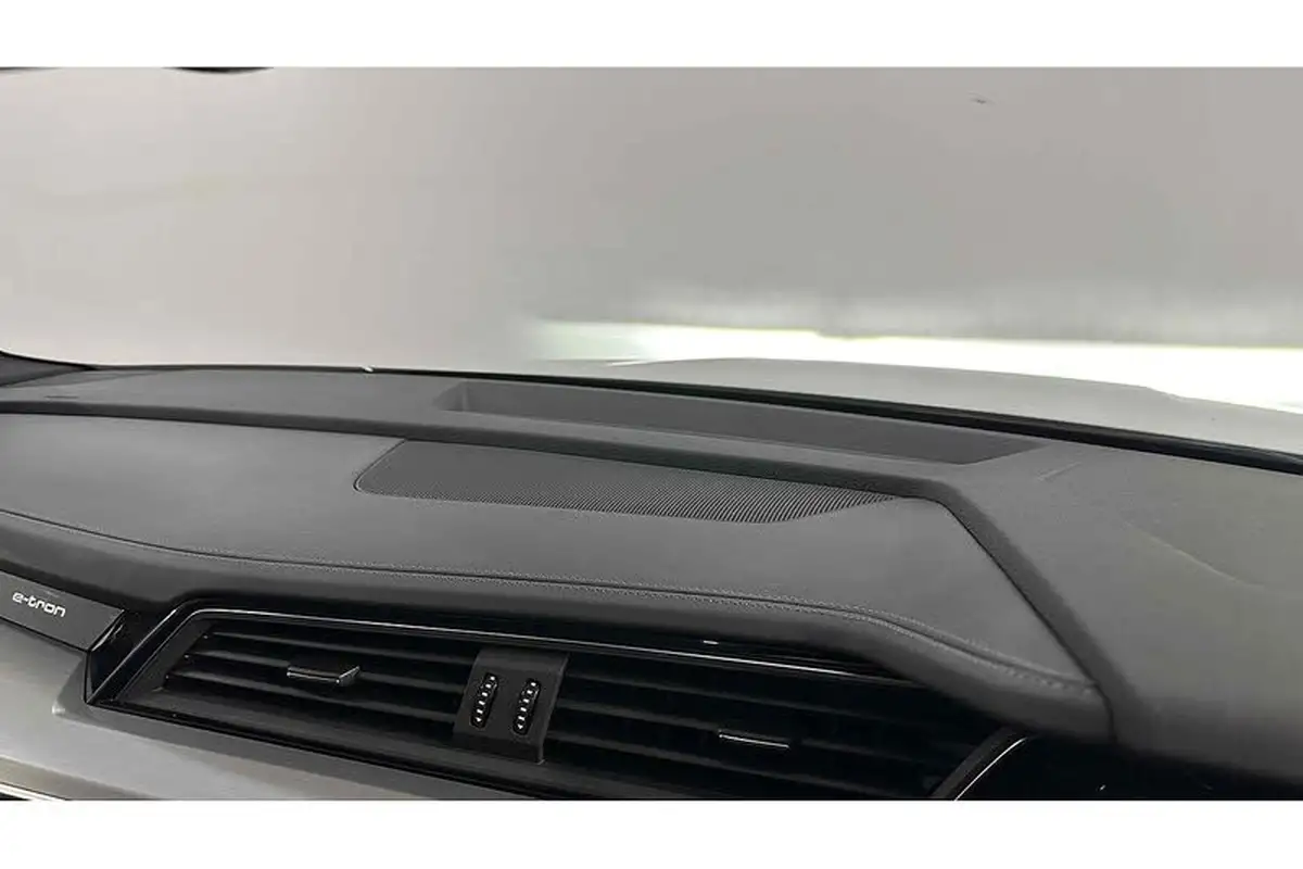 2022-audi-e-tron-50e-black-edition-station-wagon-big-39