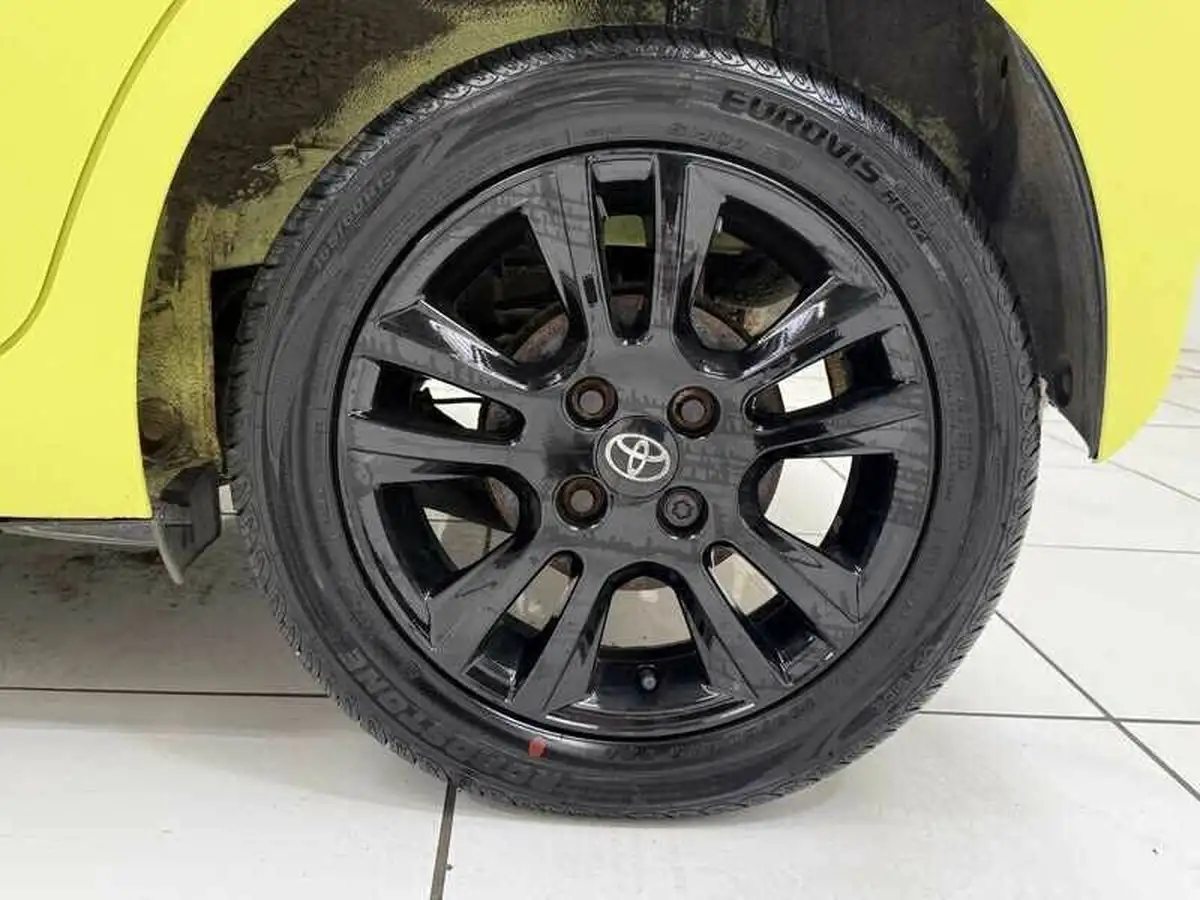 2017-toyota-aygo-10-vvt-i-x-cite-3-bi-tone-yellow-5d-big-7
