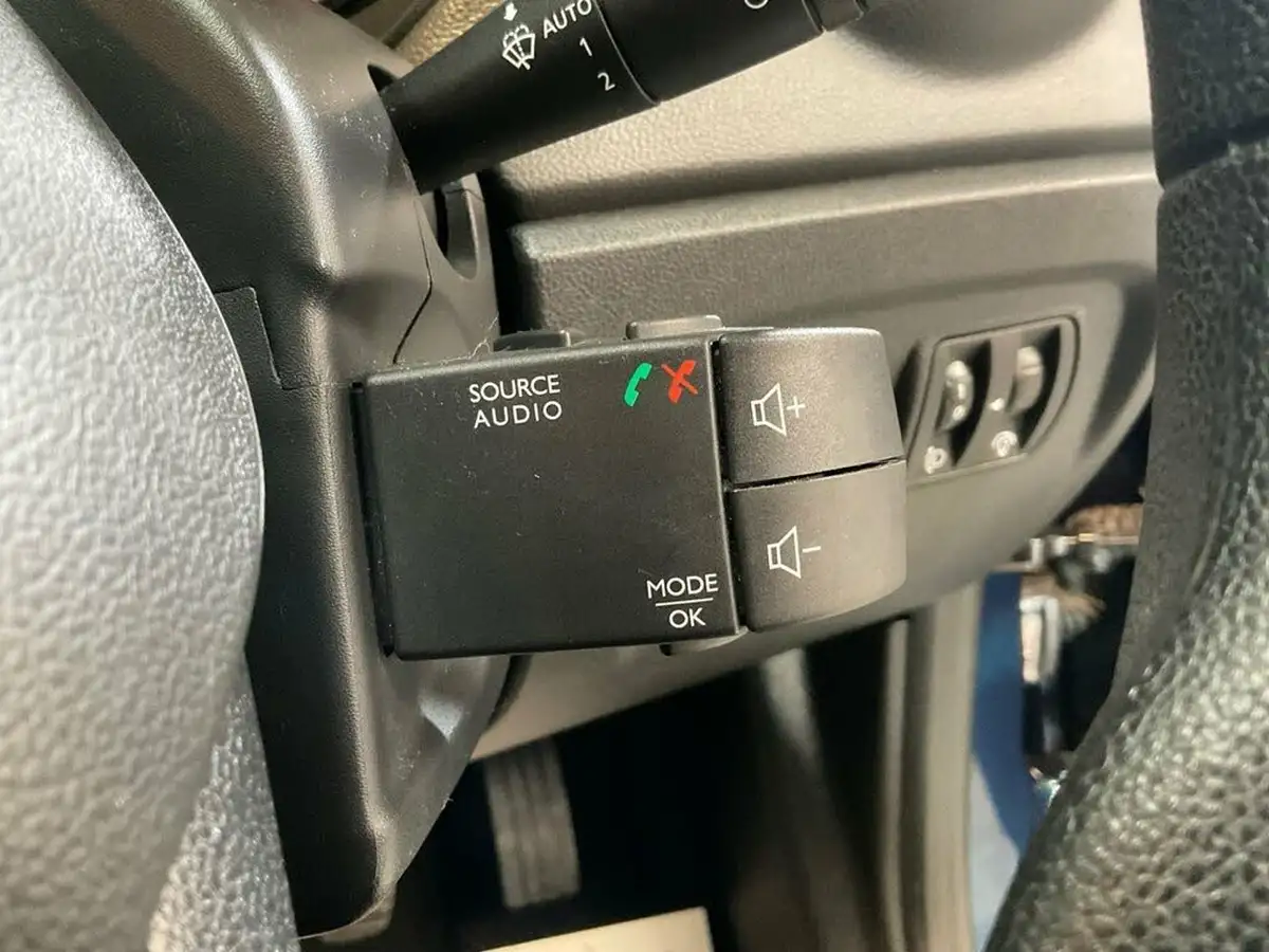 2019-renault-captur-09-tce-play-big-40