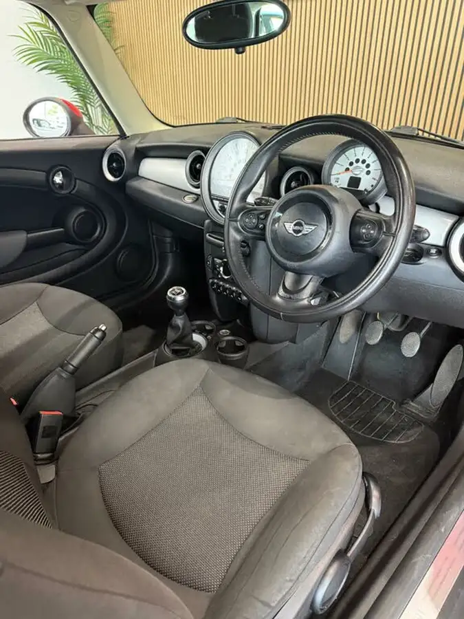 2011-mini-cooper-16-one-98bhp-hatchback-3d-big-12