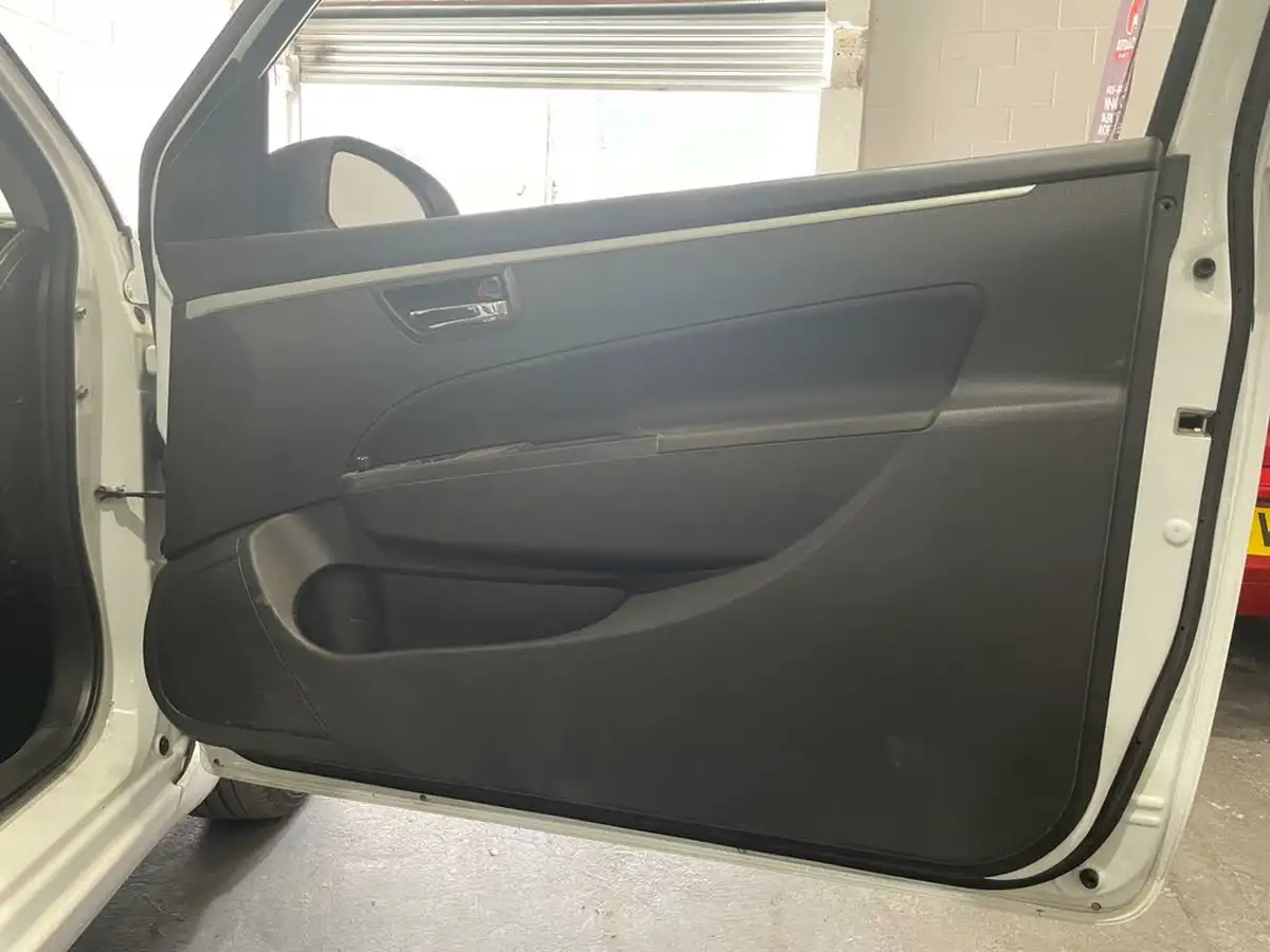 2012-suzuki-swift-12-attitude-3d-big-23