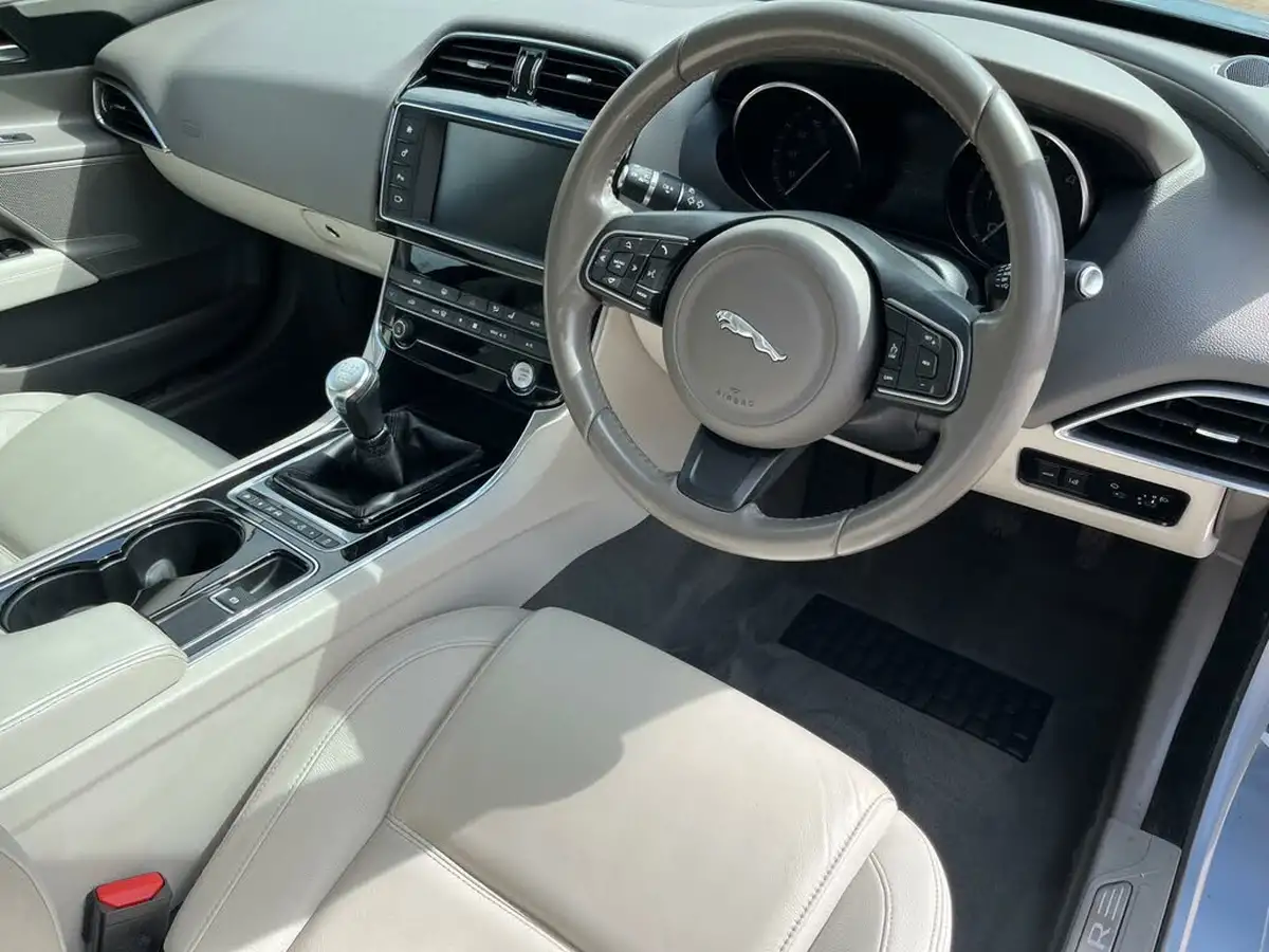 2016-jaguar-xe-20d-prestige-163ps-big-46