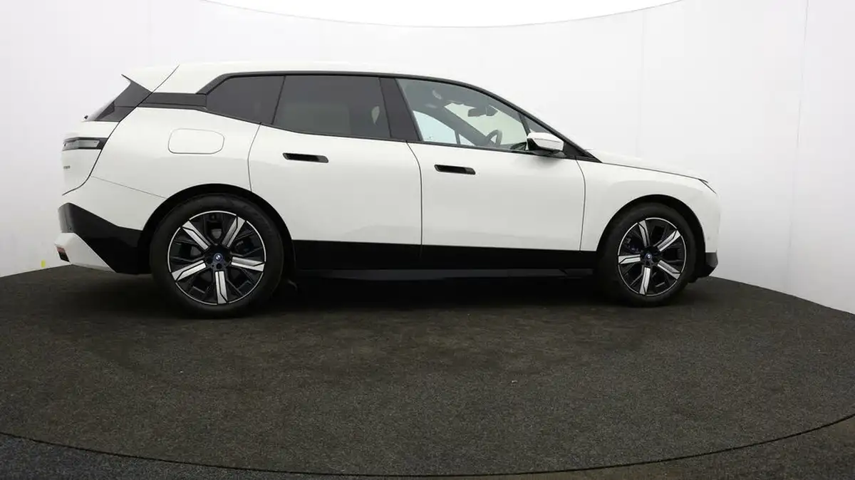 2022-bmw-ix-e-xdrive-40-m-sport-big-36