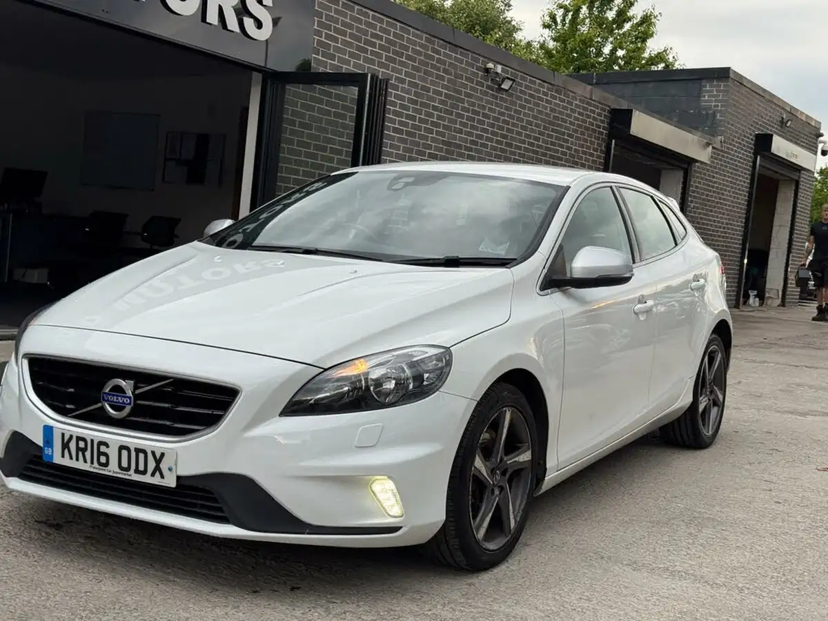 2016-volvo-v40-20td-d3-r-design-nav-big-3