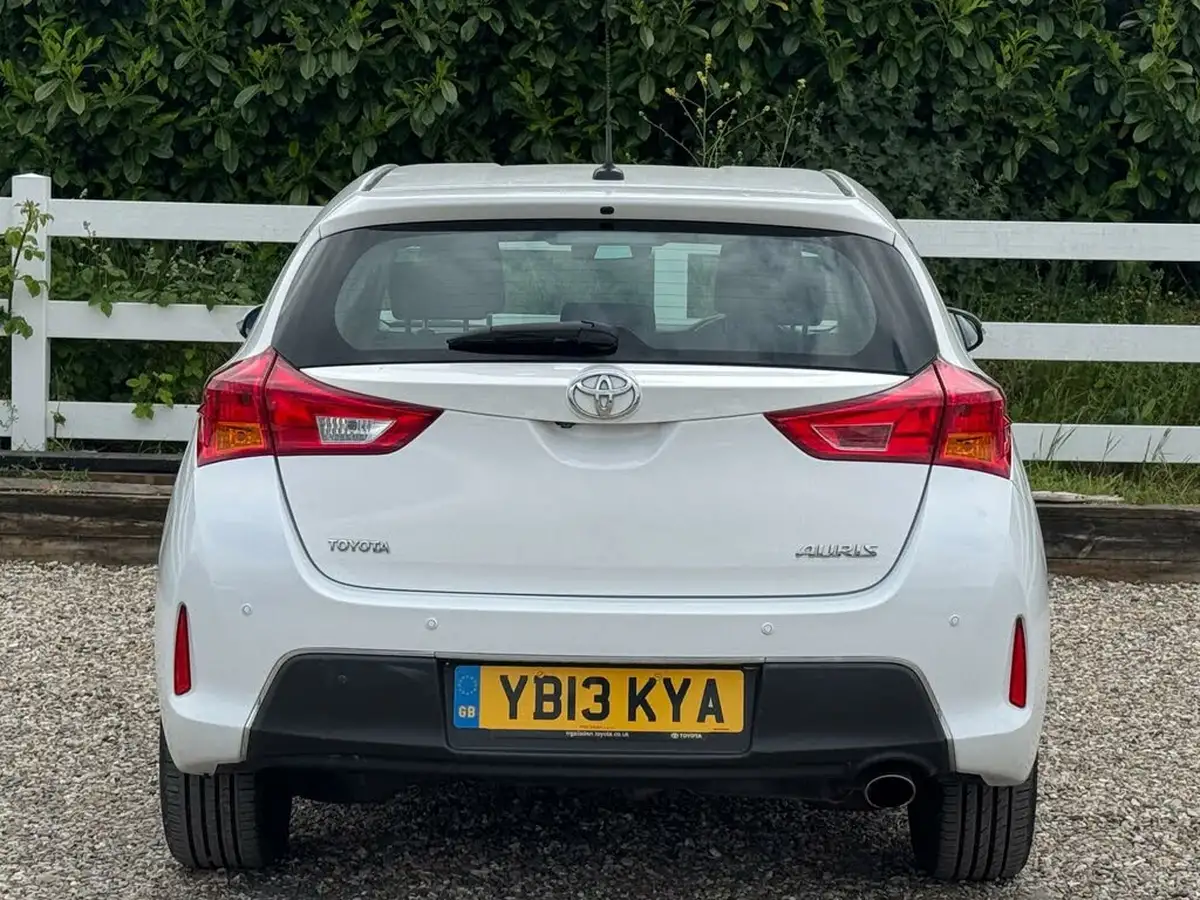 2013-toyota-auris-16-icon-hatchback-big-2