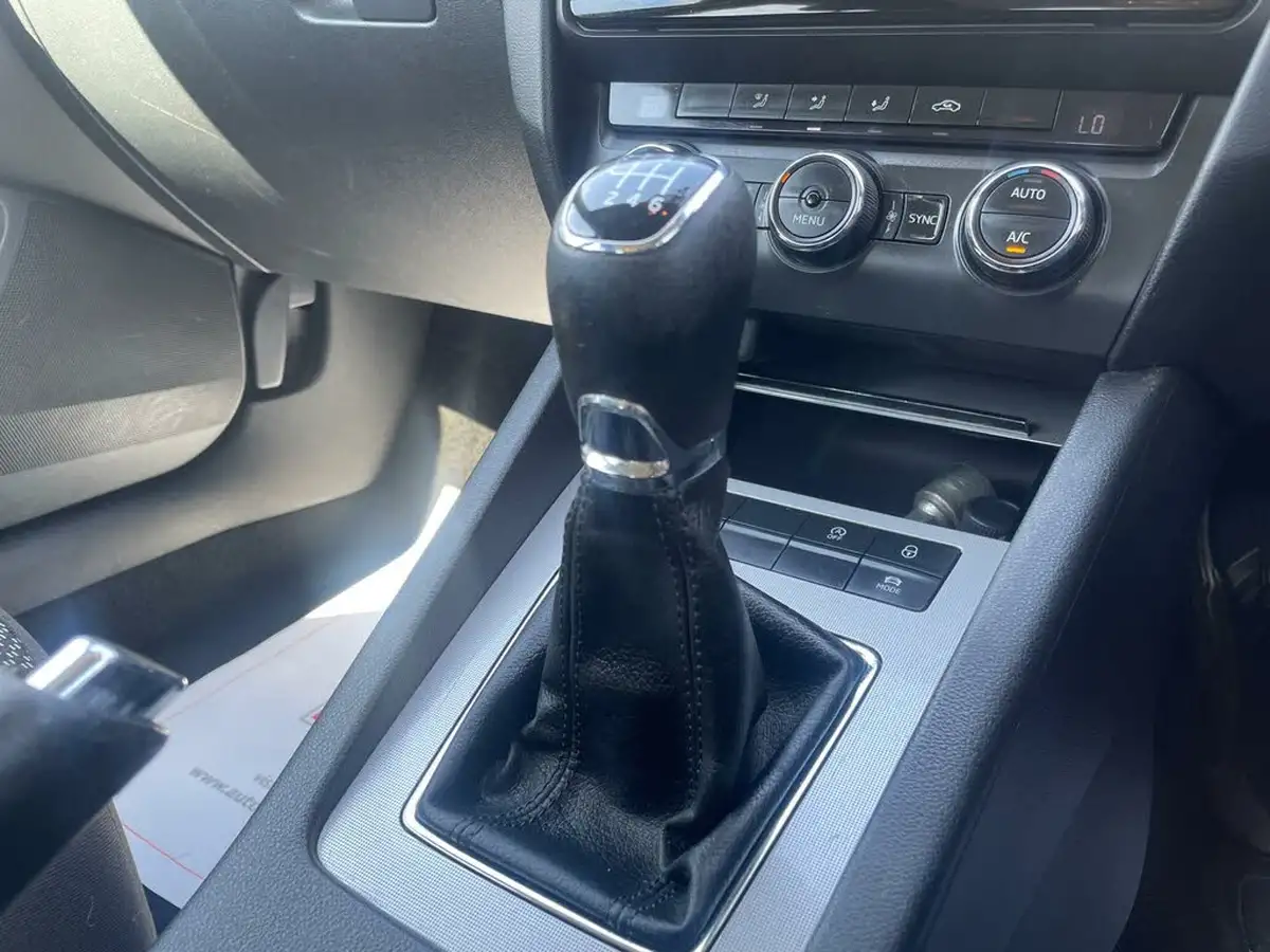 2016-skoda-octavia-20tdi-se-estate-big-41