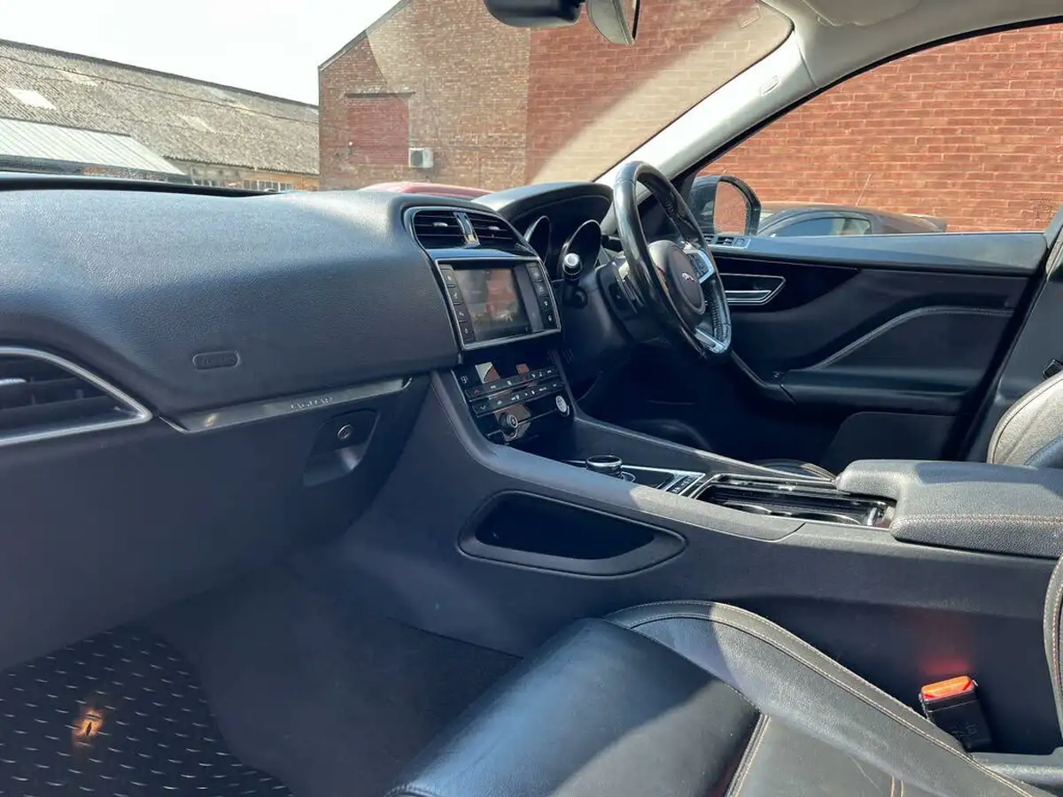 2017-jaguar-f-pace-20-i4d-prestige-180ps-ss-auto-big-14