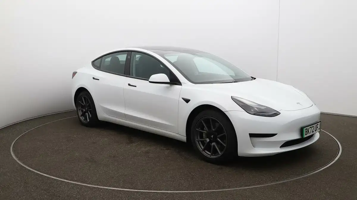 2022-tesla-model-3-e-rwd-big-35