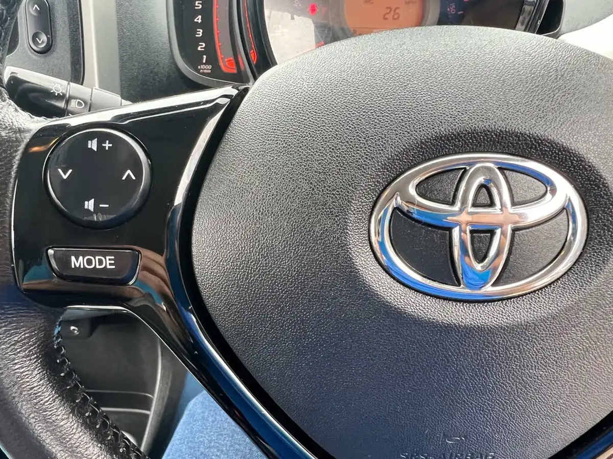 2016-toyota-aygo-10-vvt-i-x-play-68bhp-5d-big-24