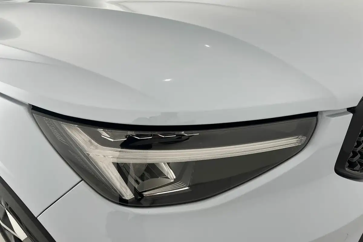 2024-volvo-xc40-20-b4-plus-big-17