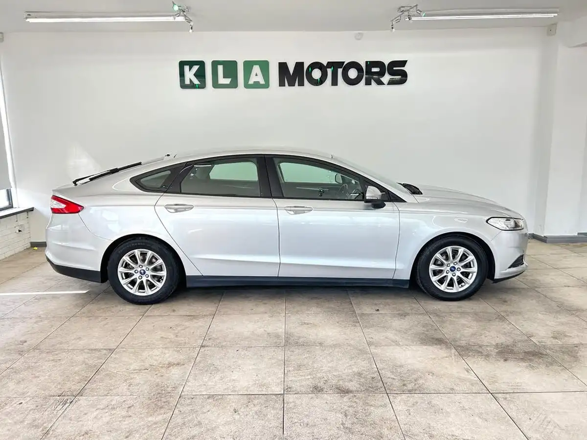 2015-ford-mondeo-16tdci-style-hatchback-big-5