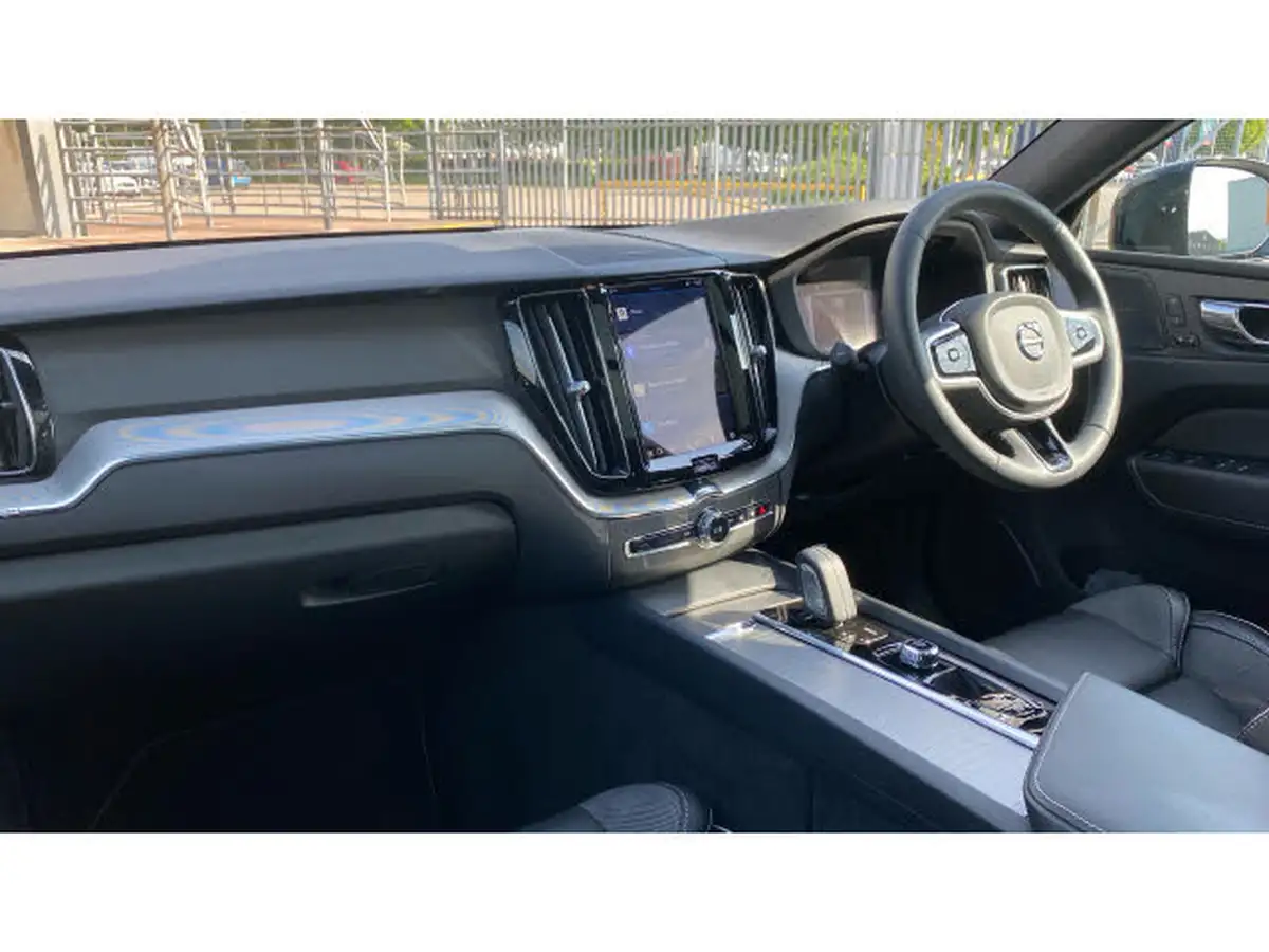 2022-volvo-xc60-20-b5-r-design-awd-big-3