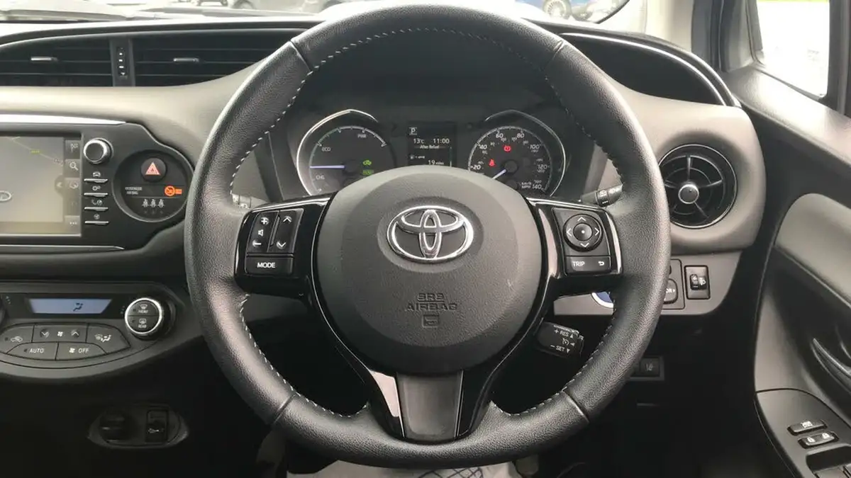2019-toyota-yaris-15-vvt-i-icon-tech-hybrid-big-5