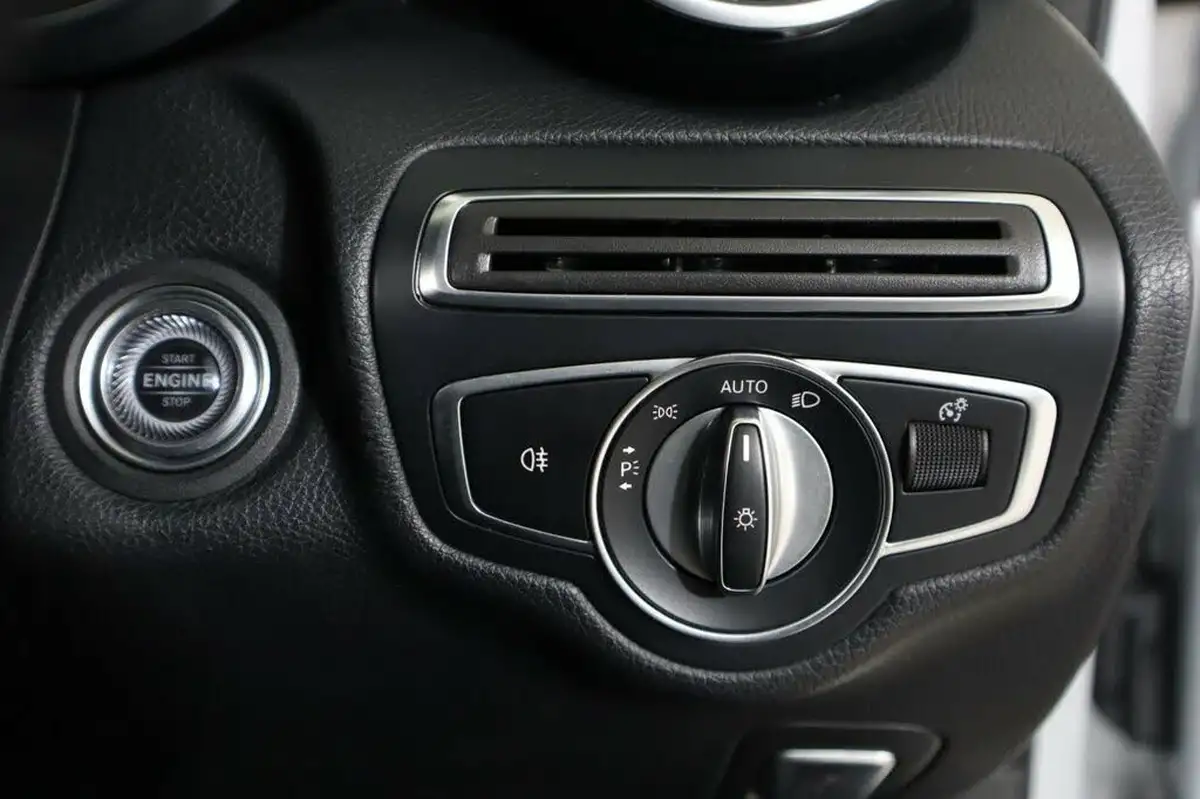 2018-mercedes-benz-c-class-15-c200-sport-ss-saloon-4d-big-25