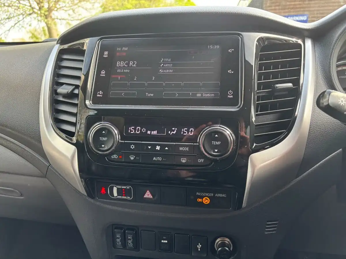 2018-mitsubishi-l200-24di-d-barbarian-sda-big-11