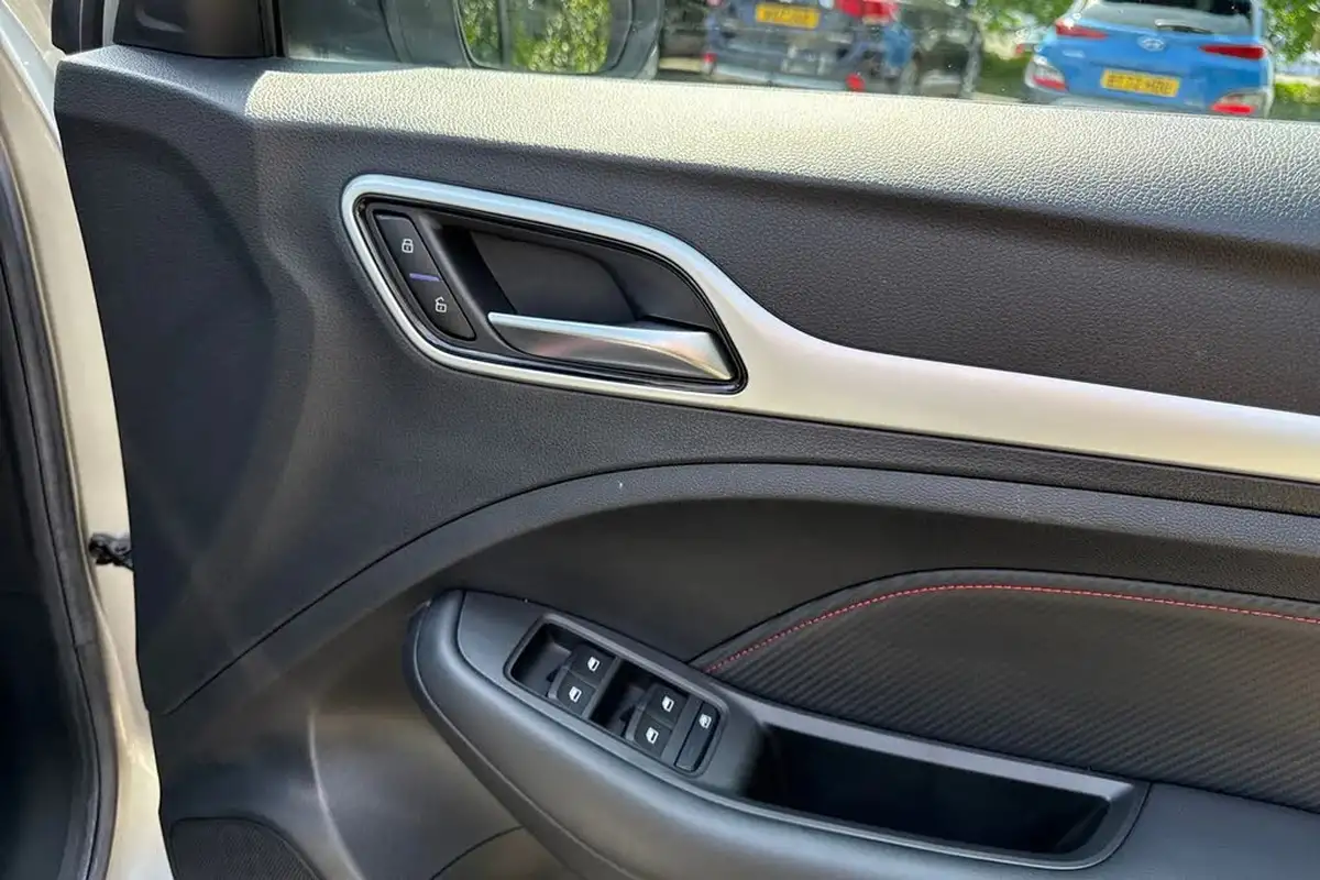 2022-mg-zs-suv-e-trophy-ev-156ps-long-range-big-20