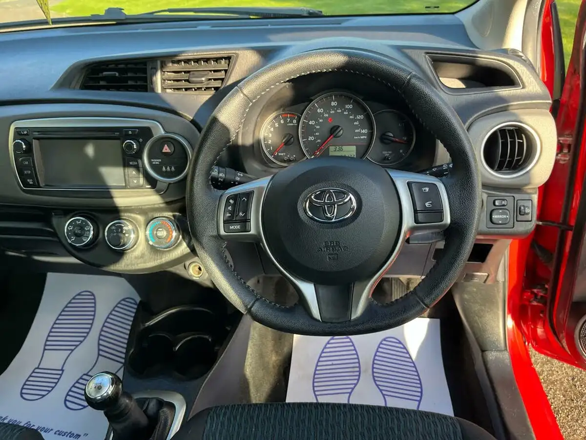 2012-toyota-yaris-10-tr-touch-go-5d-big-26