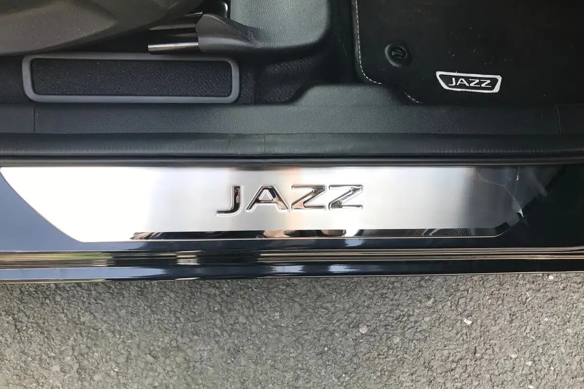 2025-honda-jazz-15-i-mmd-advance-big-13