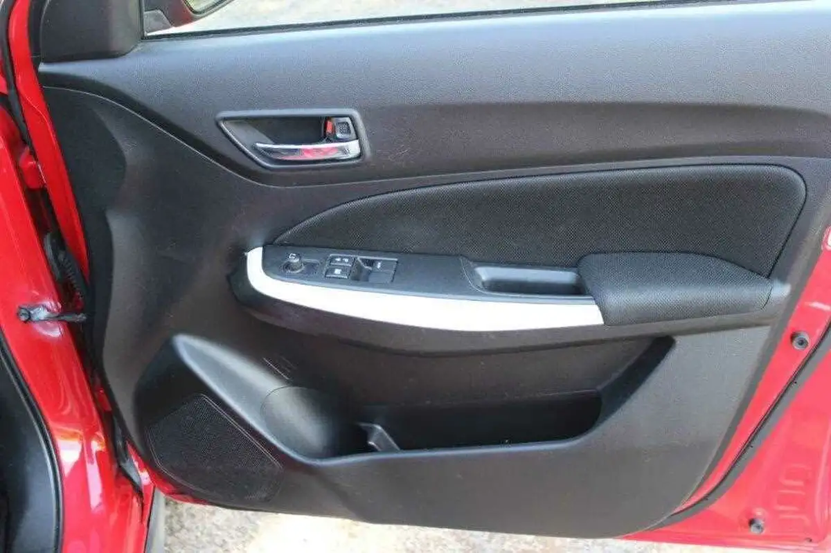 2019-suzuki-swift-12-dualjet-attitude-big-10