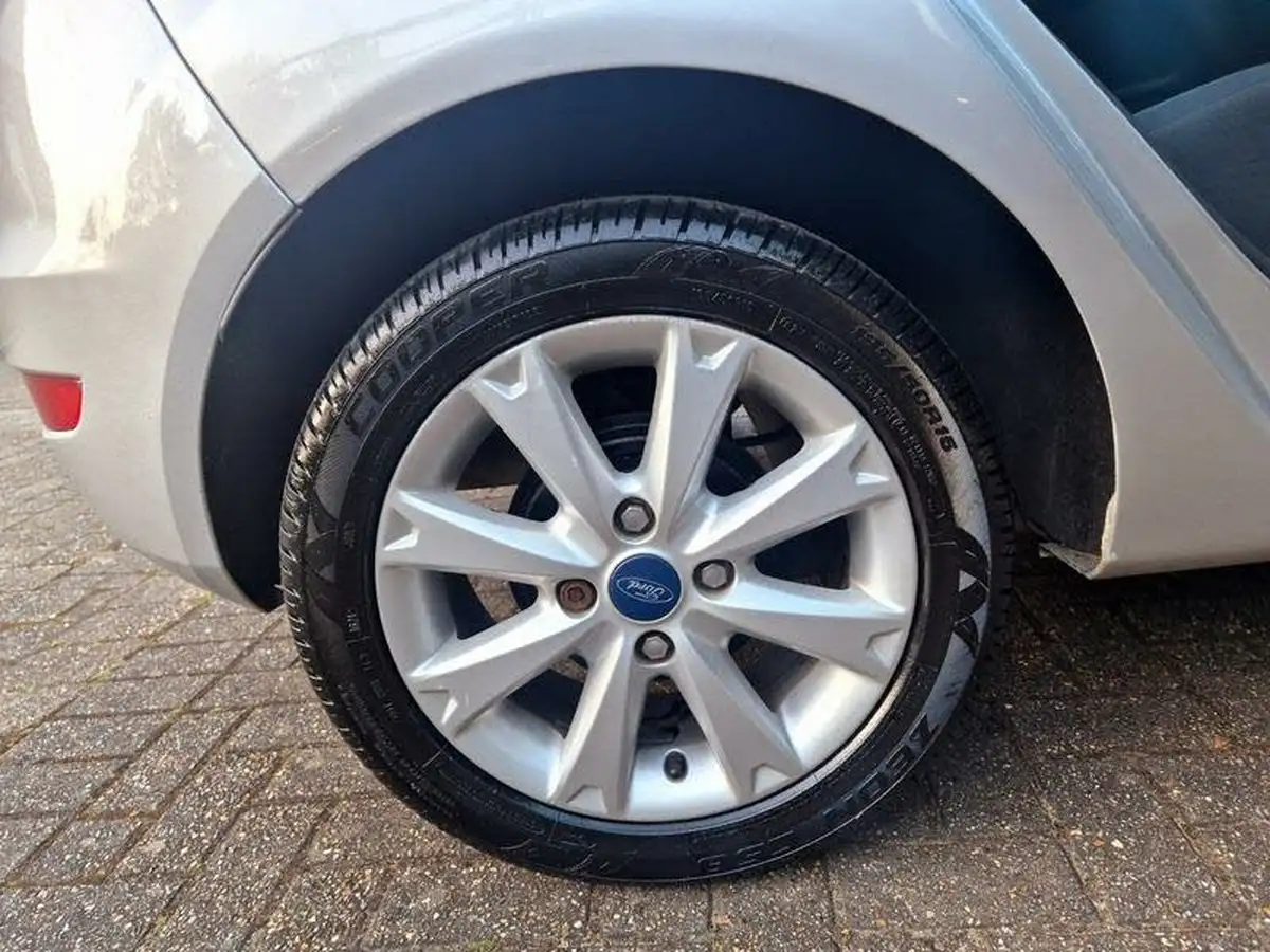 2010-ford-fiesta-14-zetec-96ps-5d-auto-big-22
