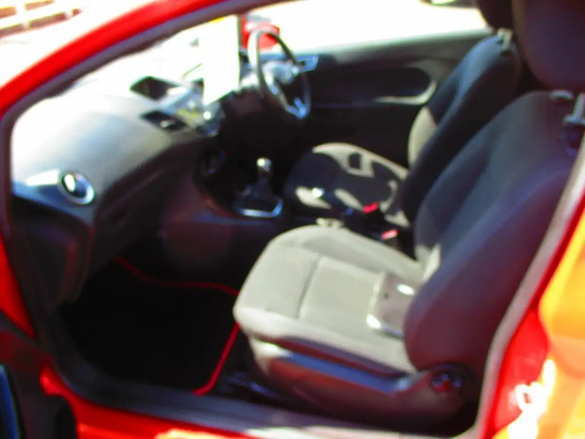 2014-ford-fiesta-125-zetec-3d-big-5