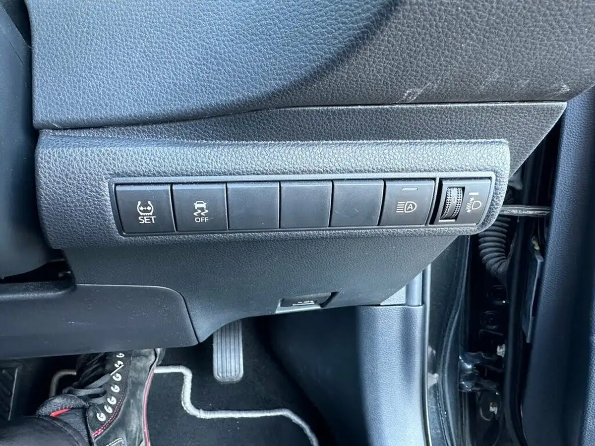 2020-toyota-corolla-18-vvt-i-icon-tech-saloon-4d-big-19
