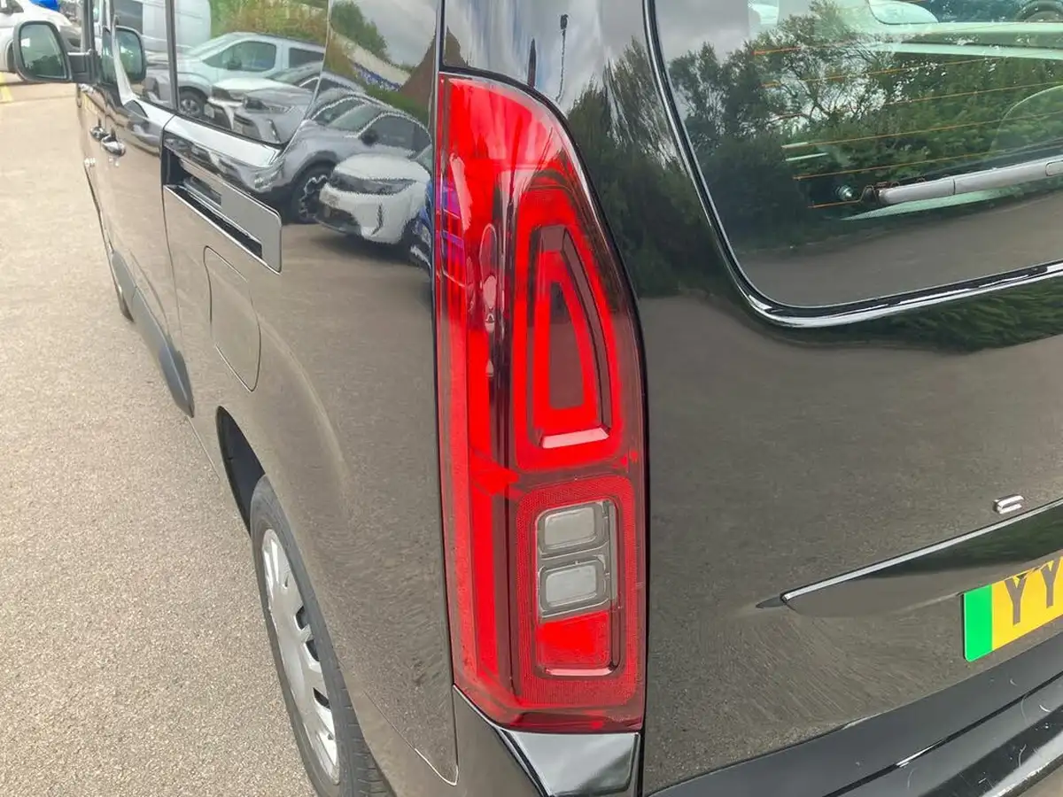 2024-vauxhall-combo-life-e-design-xl-big-34