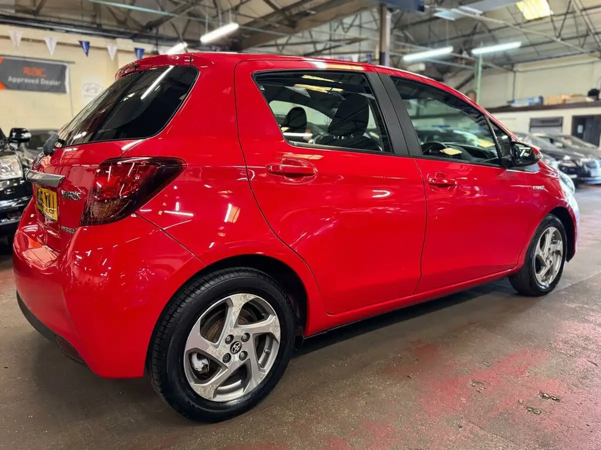 2015-toyota-yaris-15-vvt-i-icon-hybrid-big-5