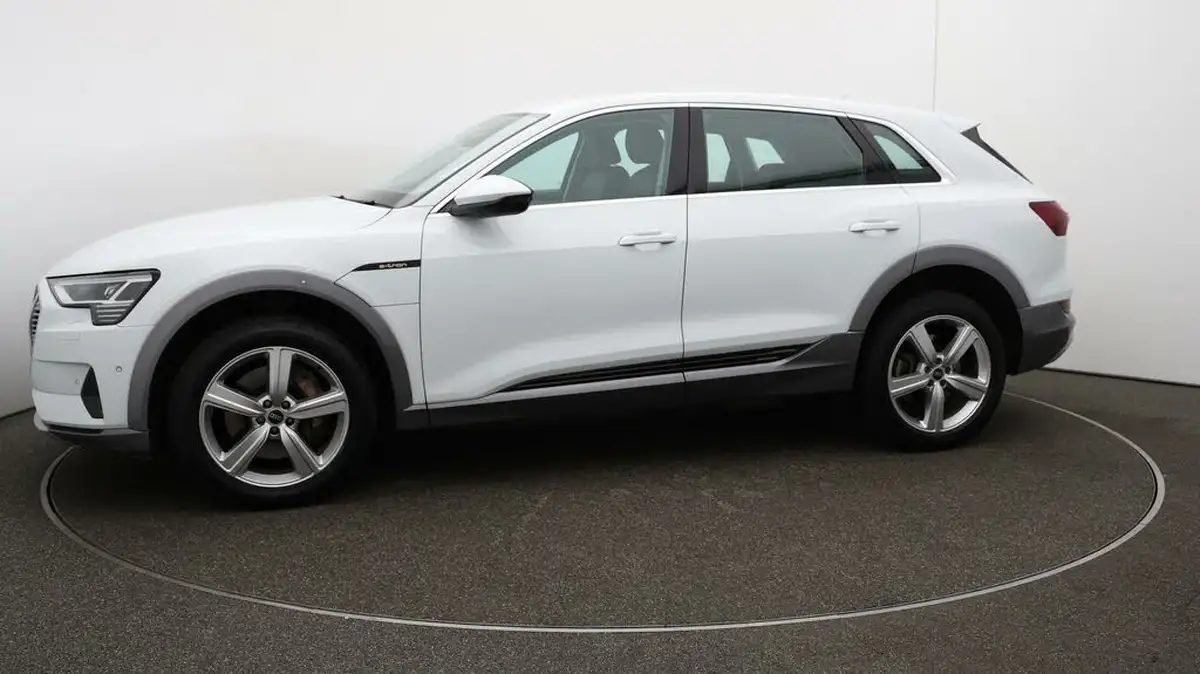2022-audi-e-tron-55e-technik-station-wagon-big-57