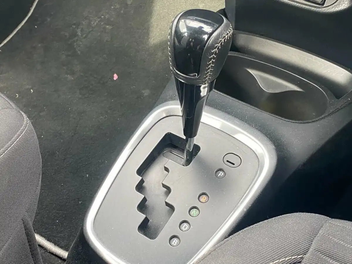 2018-toyota-yaris-15-vvt-i-icon-navi-hybrid-big-40