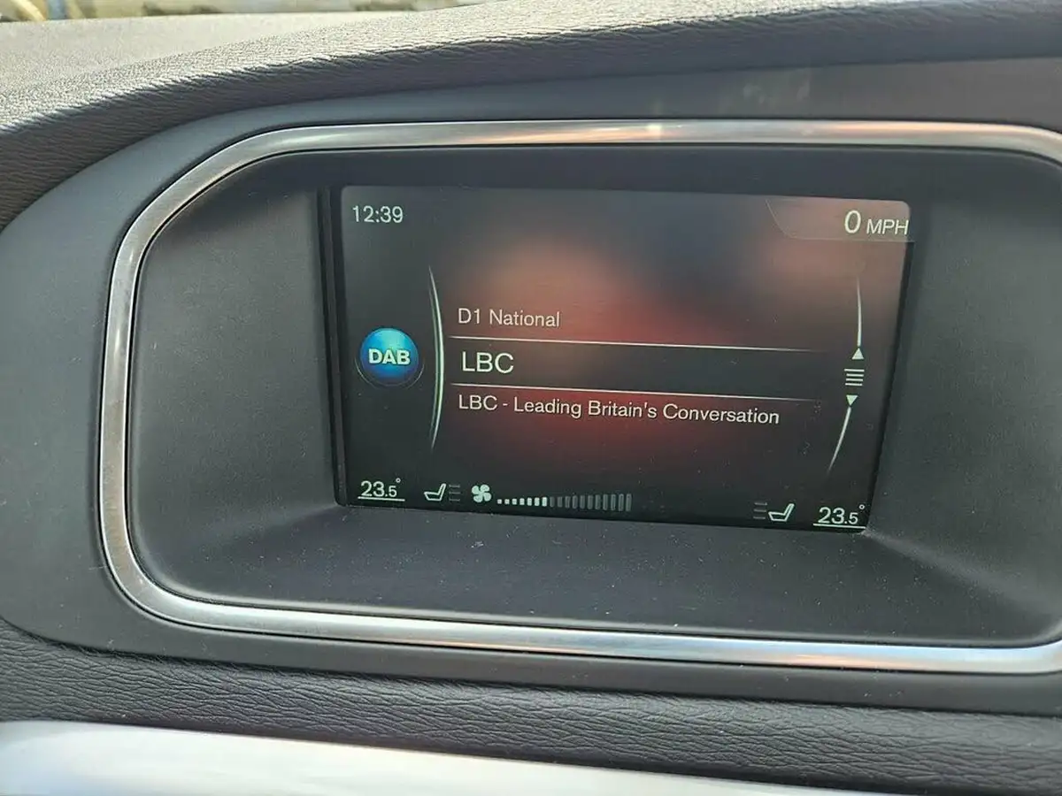 2016-volvo-v40-20td-d3-cross-country-pro-big-11