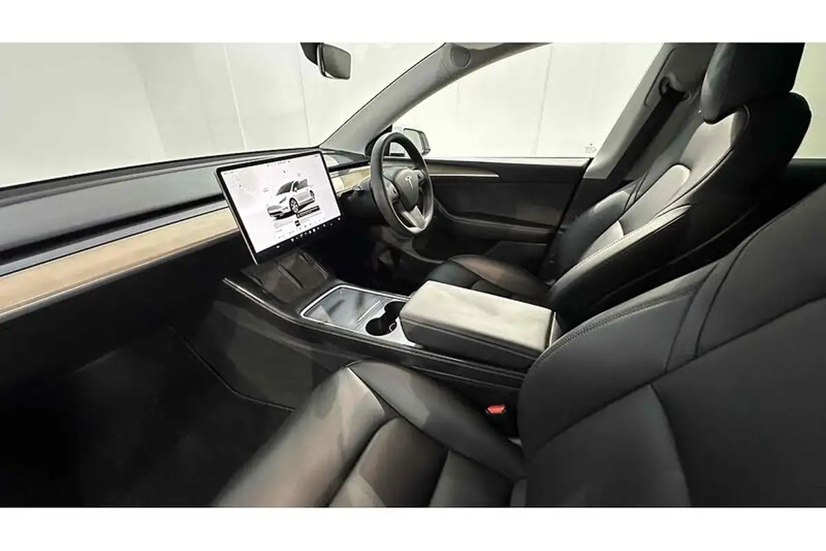 2022-tesla-model-y-e-long-range-big-18
